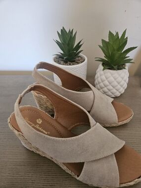 Never worn! NWOT Tommy Bahama Beige Suede Espadrille Wedge Sandals